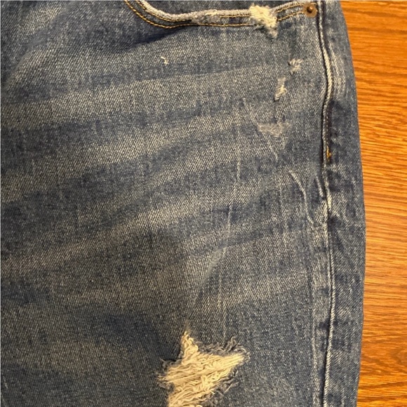 Abercrombie & Finch Distressed High-Rise Mom Jeans. Size 20 - Picture 6 of 7